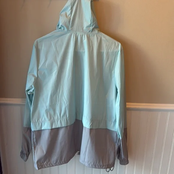 LN RAINCOAT SUOER LIGHTWEIGHT HOOD POCKETS BUNGEES TO ADJUST, SIZE MEDIUM - Picture 16 of 17